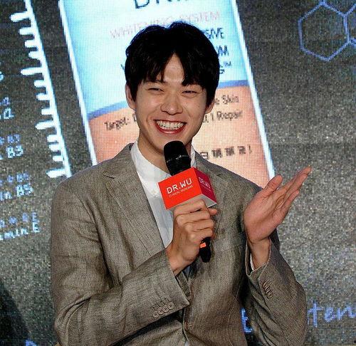 娱乐圈明星吃瓜第一线,揭秘明星幕后生活与八卦风云  第1张